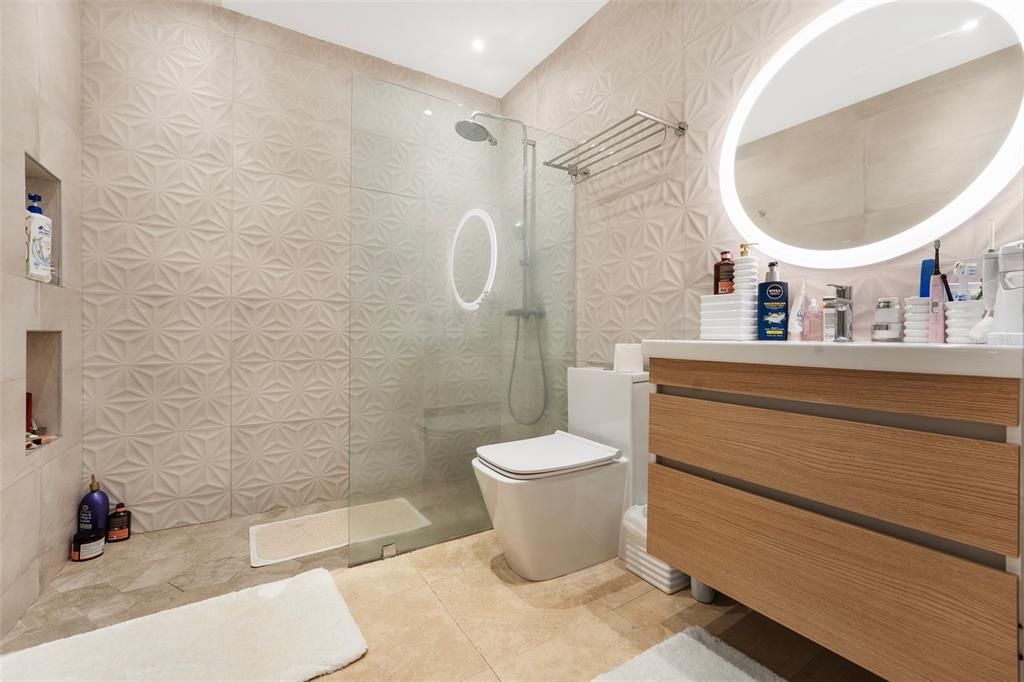 На продажу: $2,325,000 (5 спален, 5 ванн, 4740 Квадратных фут)