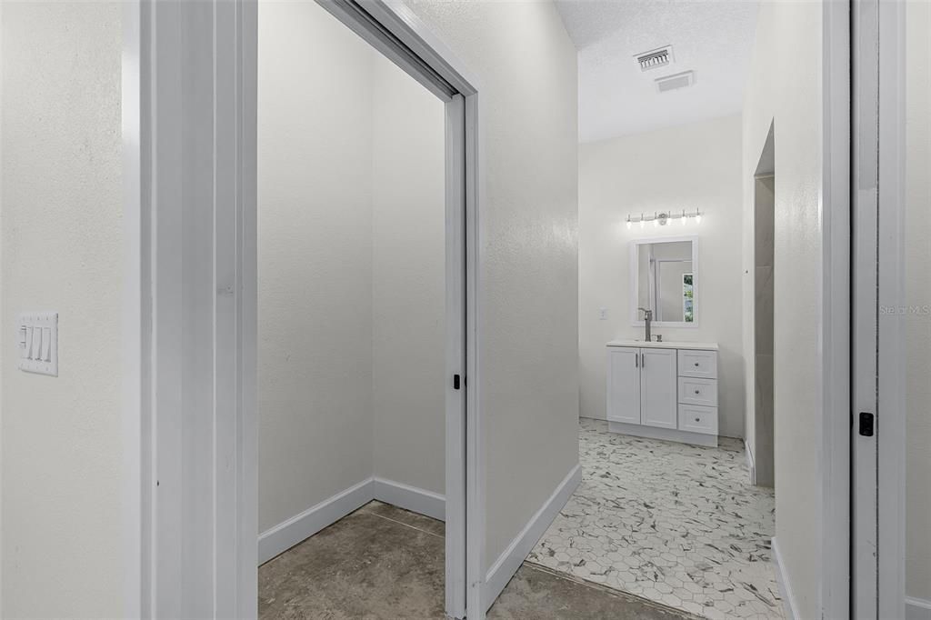 合同活跃: $415,000 (2 贝兹, 2 浴室, 3750 平方英尺)