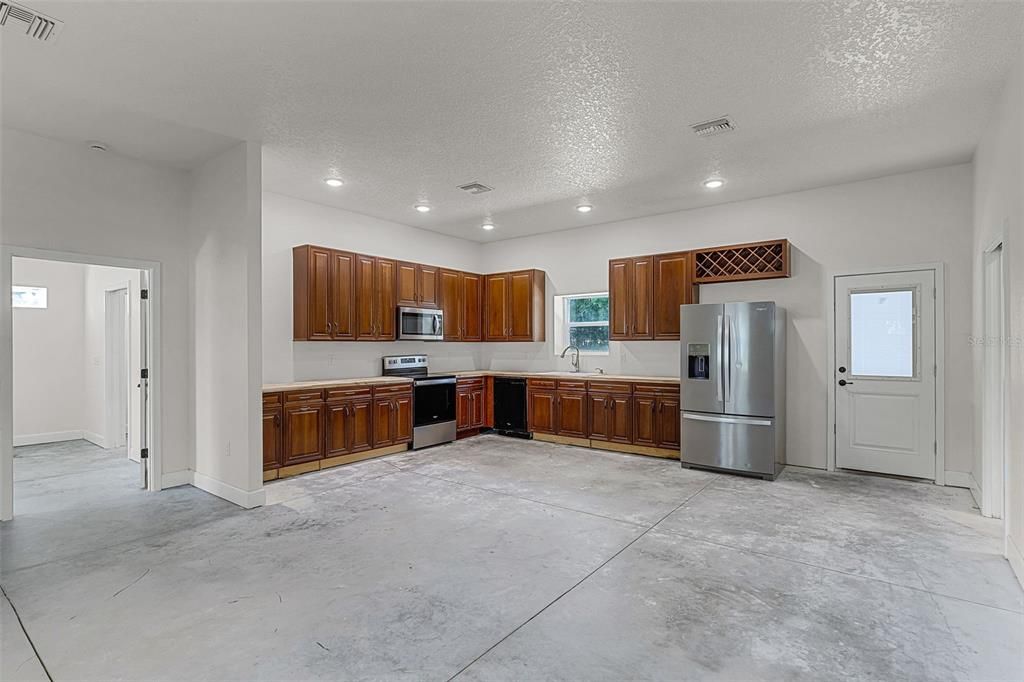 合同活跃: $415,000 (2 贝兹, 2 浴室, 3750 平方英尺)