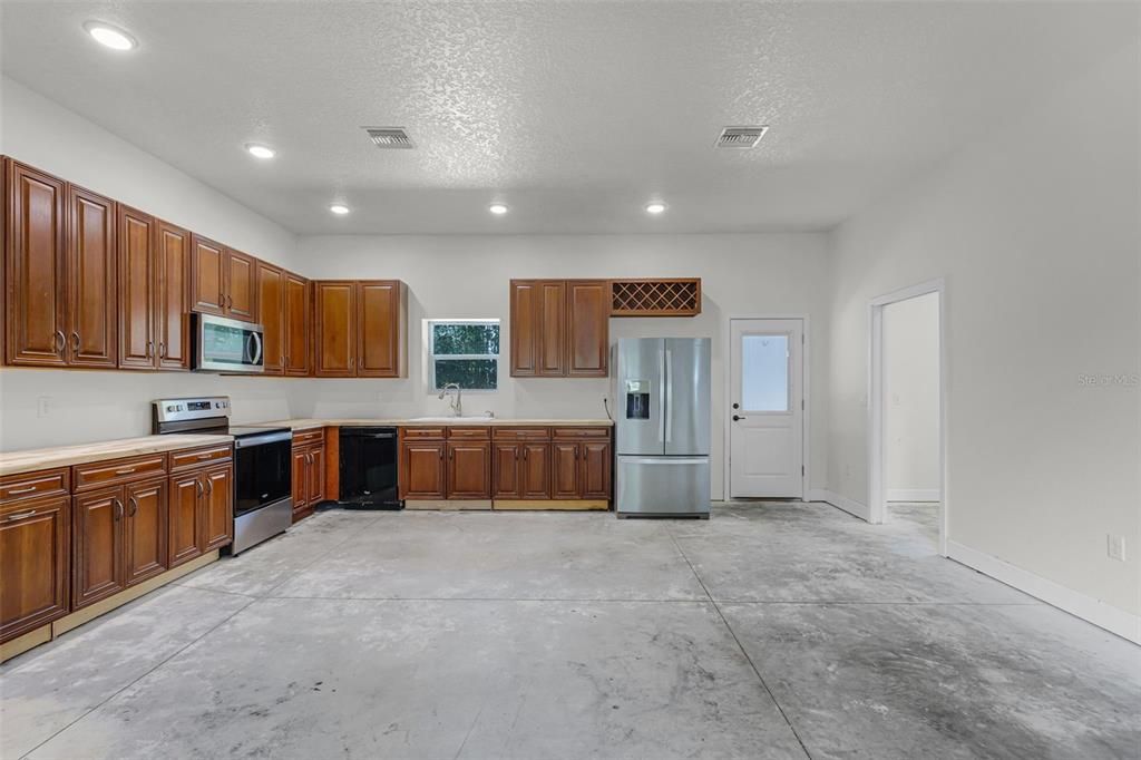 合同活跃: $415,000 (2 贝兹, 2 浴室, 3750 平方英尺)