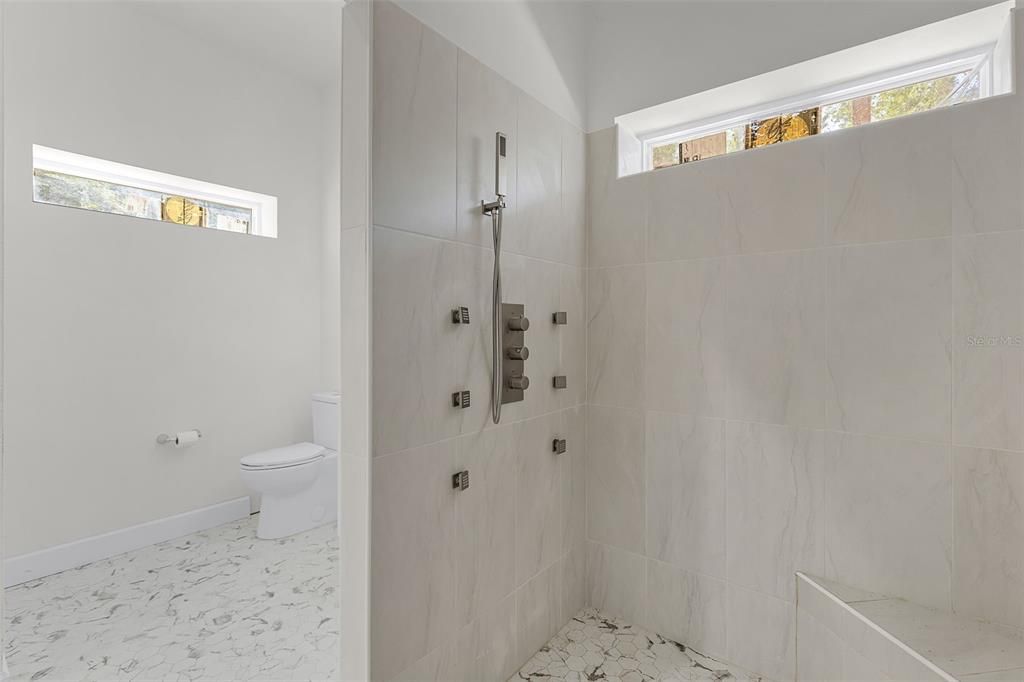 合同活跃: $415,000 (2 贝兹, 2 浴室, 3750 平方英尺)