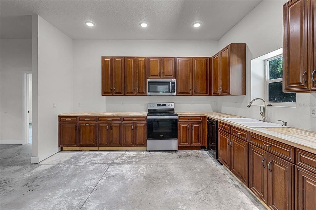 合同活跃: $415,000 (2 贝兹, 2 浴室, 3750 平方英尺)