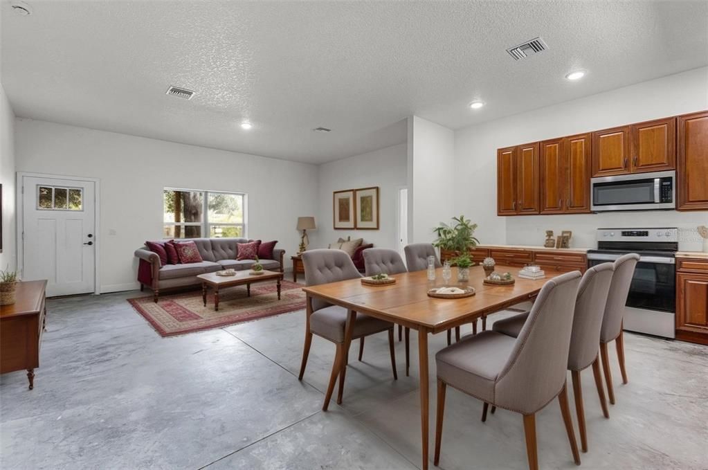 合同活跃: $415,000 (2 贝兹, 2 浴室, 3750 平方英尺)