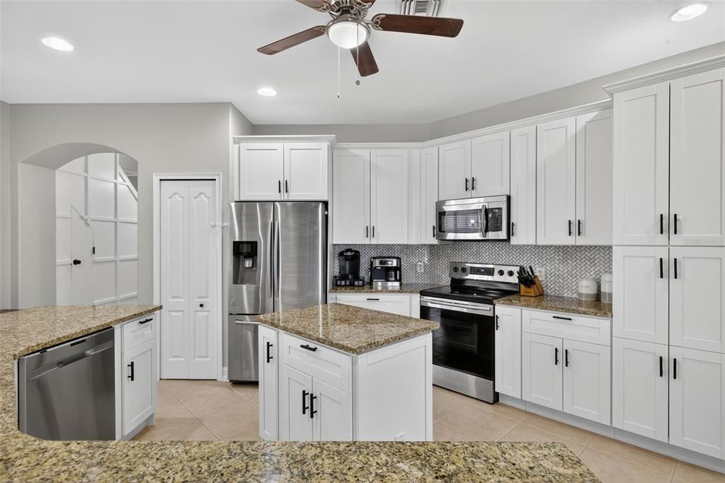 For Sale: $499,900 (3 beds, 3 baths, 2350 Square Feet)