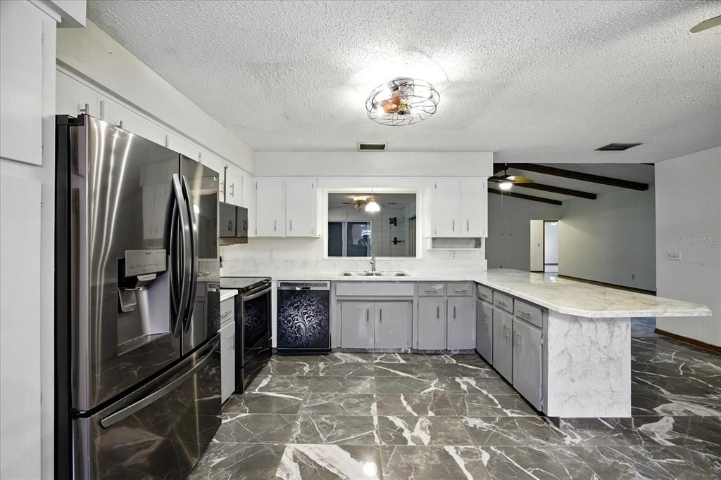 На продажу: $279,900 (3 спален, 2 ванн, 2208 Квадратных фут)