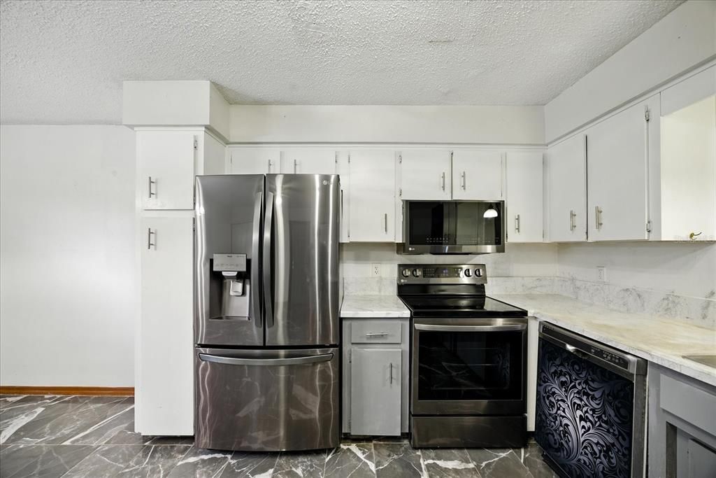 На продажу: $279,900 (3 спален, 2 ванн, 2208 Квадратных фут)