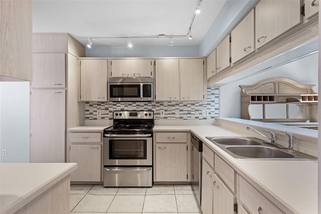 Activo con contrato: $2,700 (3 camas, 2 baños, 1648 Pies cuadrados)