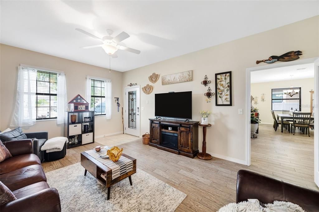 合同活跃: $645,000 (6 贝兹, 4 浴室, 3912 平方英尺)