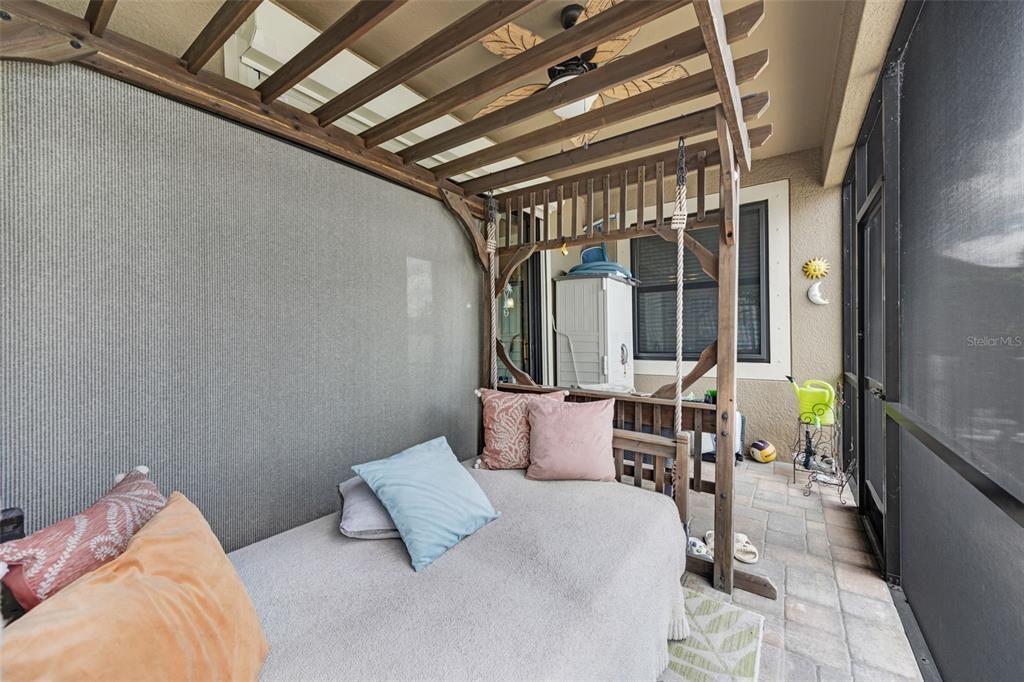 合同活跃: $645,000 (6 贝兹, 4 浴室, 3912 平方英尺)