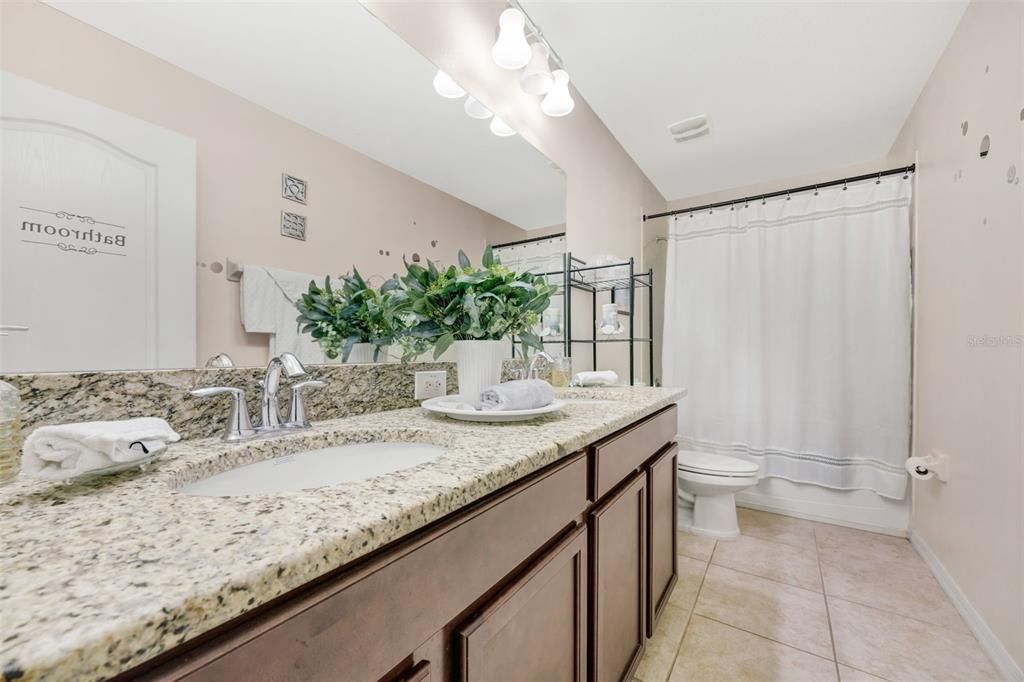 合同活跃: $645,000 (6 贝兹, 4 浴室, 3912 平方英尺)