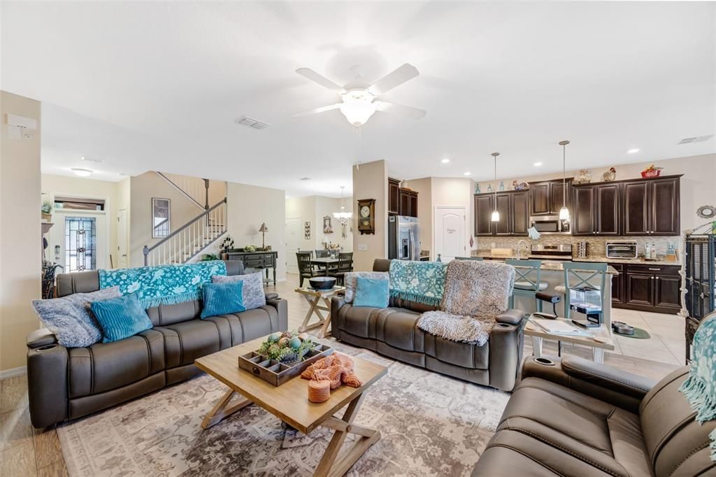 合同活跃: $645,000 (6 贝兹, 4 浴室, 3912 平方英尺)