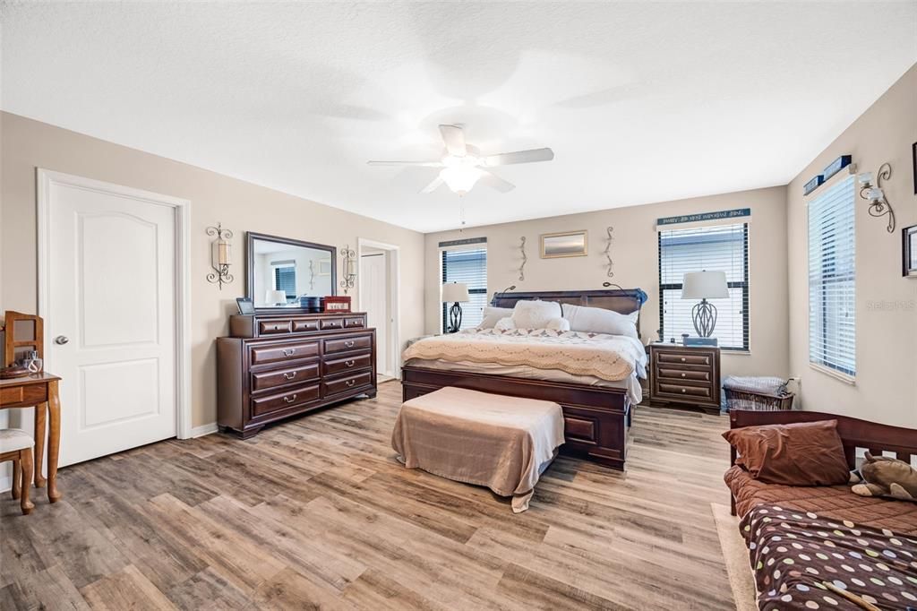 合同活跃: $645,000 (6 贝兹, 4 浴室, 3912 平方英尺)