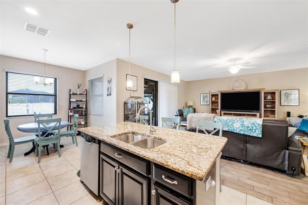 合同活跃: $645,000 (6 贝兹, 4 浴室, 3912 平方英尺)