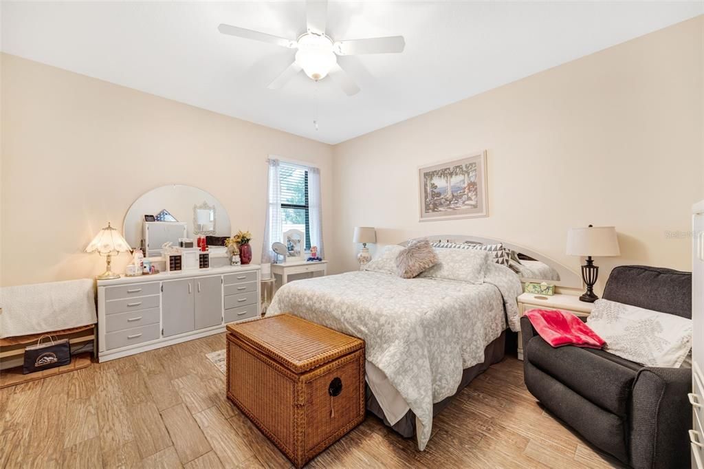 合同活跃: $645,000 (6 贝兹, 4 浴室, 3912 平方英尺)