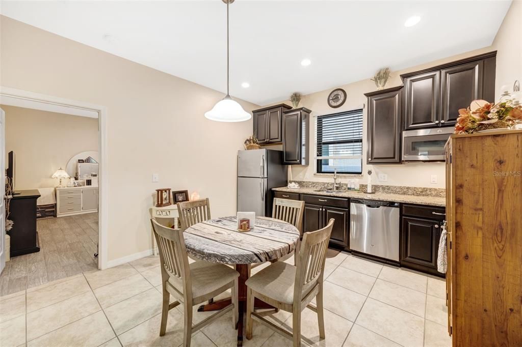 合同活跃: $645,000 (6 贝兹, 4 浴室, 3912 平方英尺)