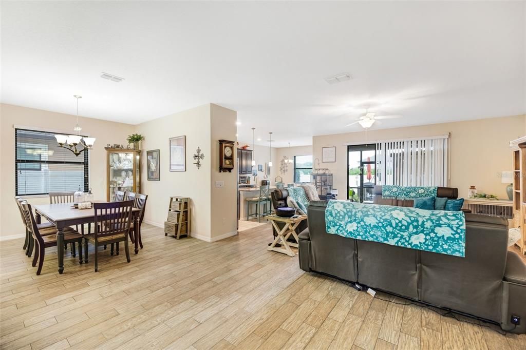 合同活跃: $645,000 (6 贝兹, 4 浴室, 3912 平方英尺)