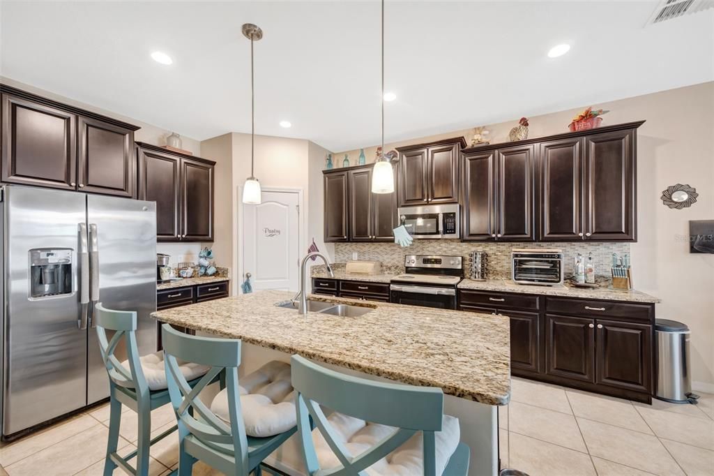 合同活跃: $645,000 (6 贝兹, 4 浴室, 3912 平方英尺)