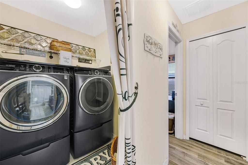 合同活跃: $645,000 (6 贝兹, 4 浴室, 3912 平方英尺)