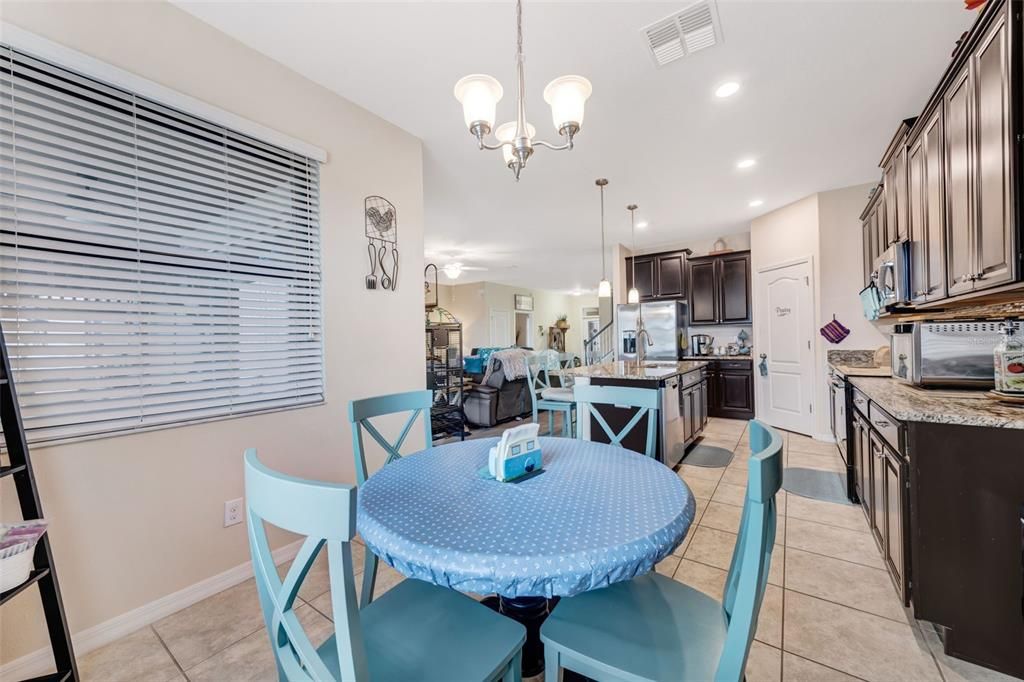 合同活跃: $645,000 (6 贝兹, 4 浴室, 3912 平方英尺)