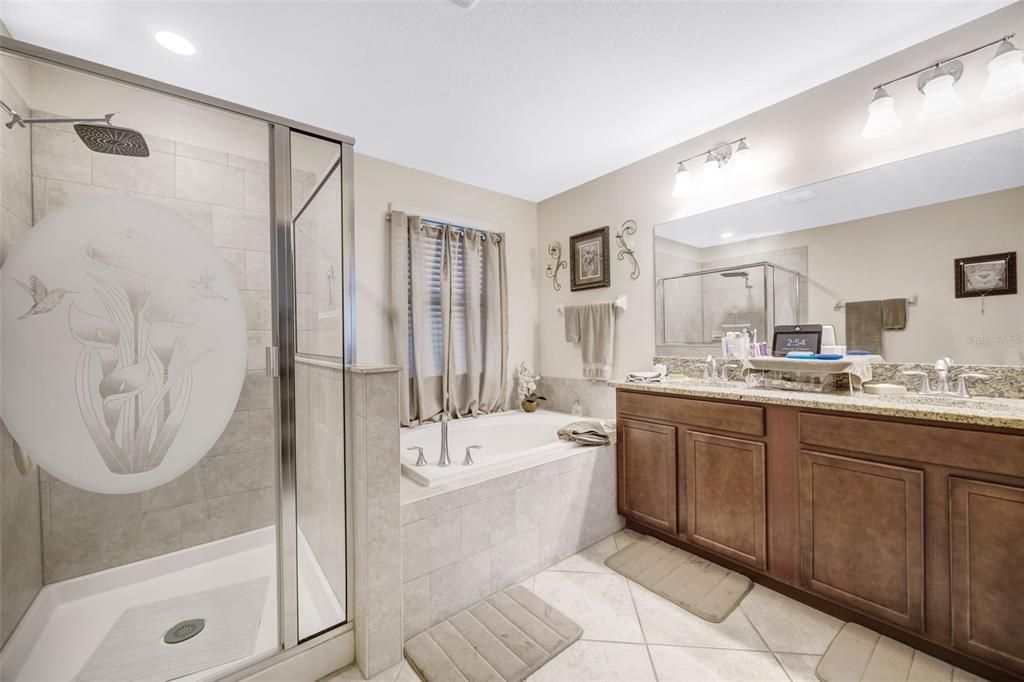 合同活跃: $645,000 (6 贝兹, 4 浴室, 3912 平方英尺)