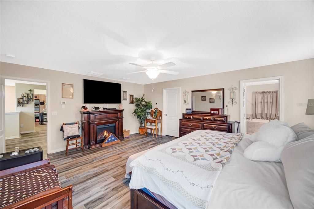 合同活跃: $645,000 (6 贝兹, 4 浴室, 3912 平方英尺)