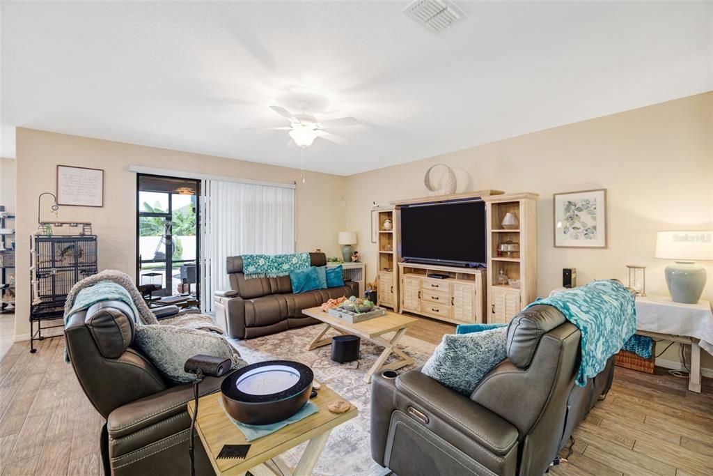 合同活跃: $645,000 (6 贝兹, 4 浴室, 3912 平方英尺)