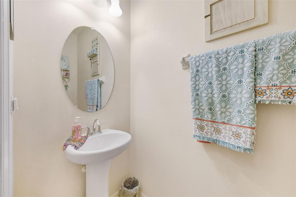 合同活跃: $645,000 (6 贝兹, 4 浴室, 3912 平方英尺)