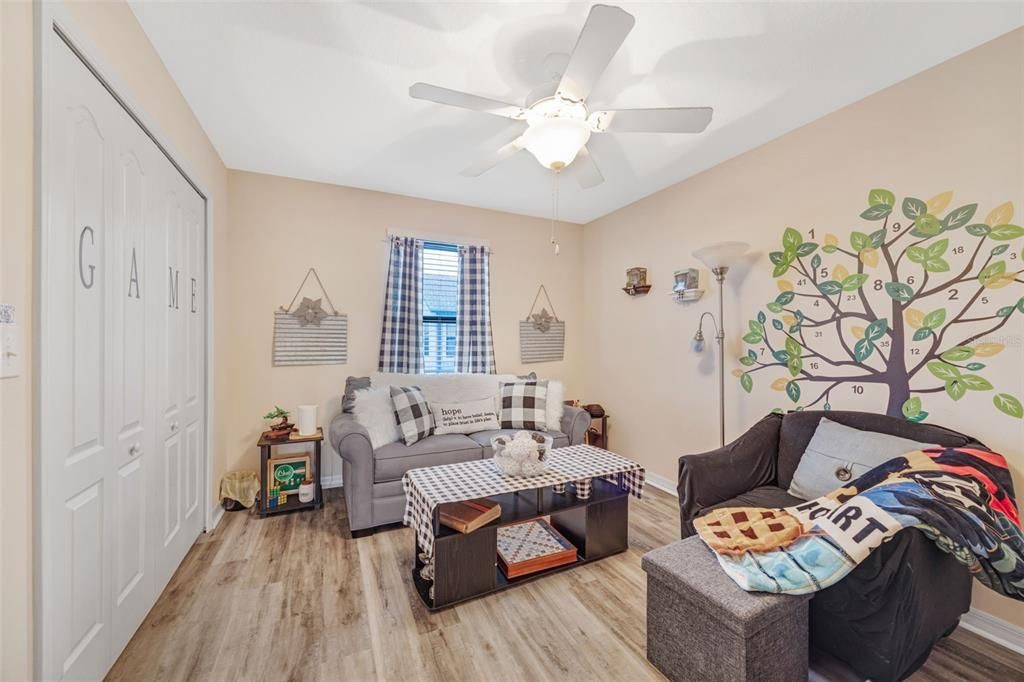 合同活跃: $645,000 (6 贝兹, 4 浴室, 3912 平方英尺)