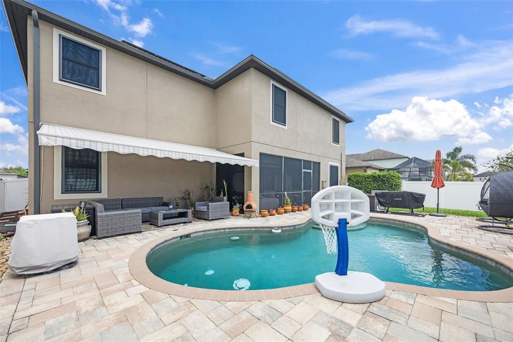 合同活跃: $645,000 (6 贝兹, 4 浴室, 3912 平方英尺)