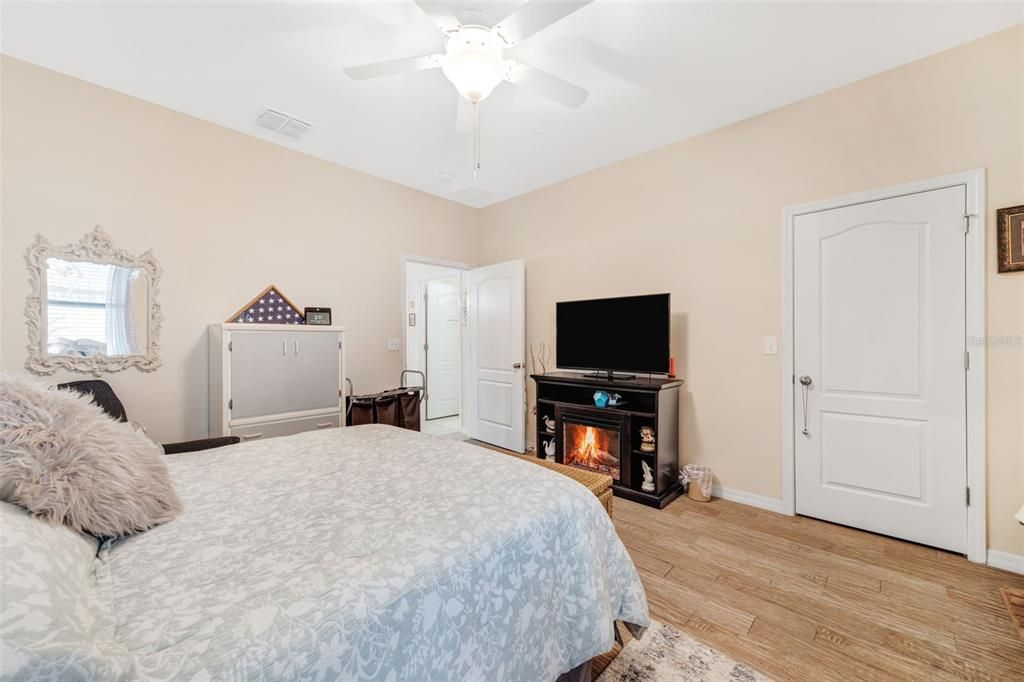 合同活跃: $645,000 (6 贝兹, 4 浴室, 3912 平方英尺)