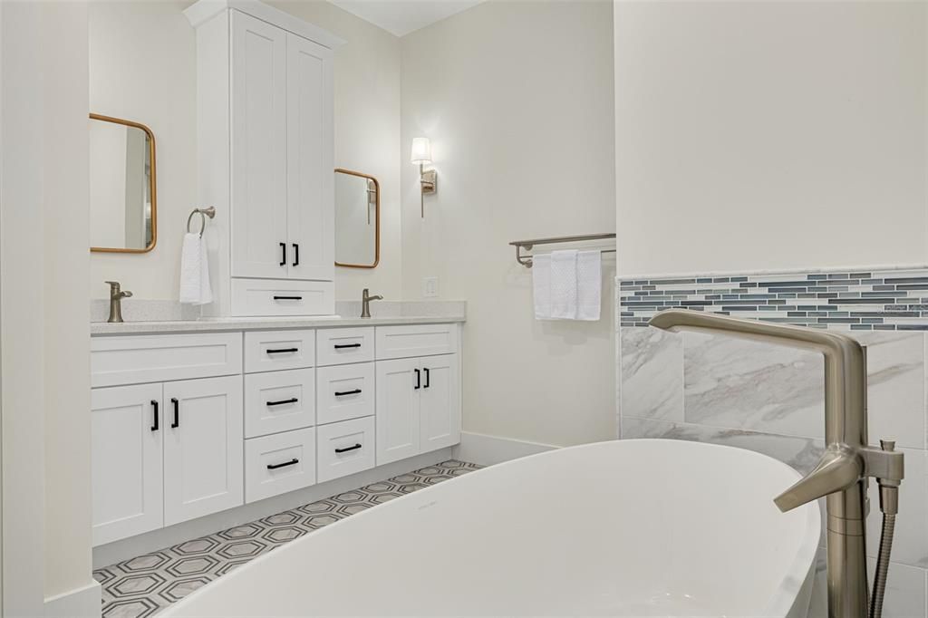 Activo con contrato: $1,500,000 (5 camas, 3 baños, 3131 Pies cuadrados)