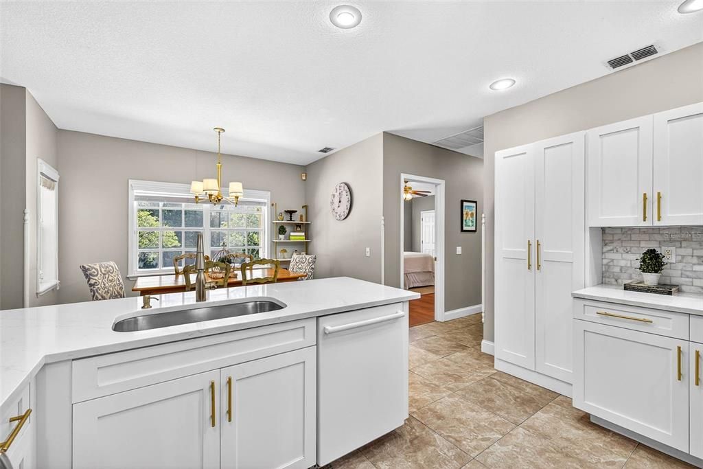 待售: $689,900 (4 贝兹, 2 浴室, 2076 平方英尺)