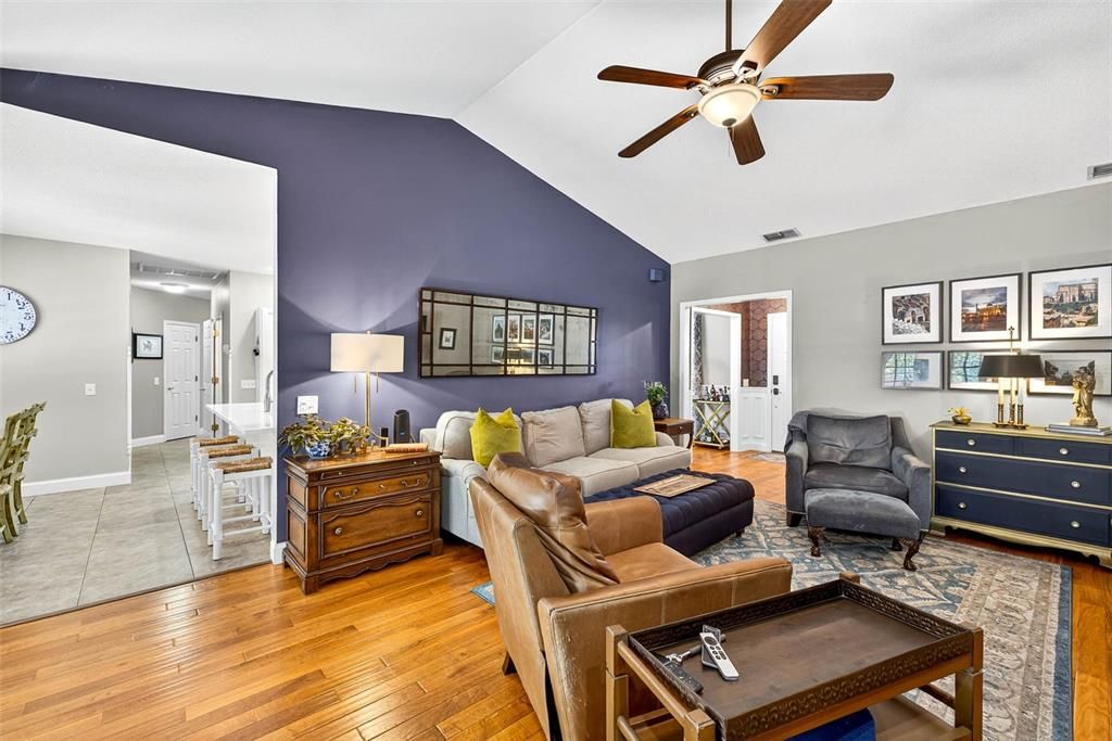 待售: $689,900 (4 贝兹, 2 浴室, 2076 平方英尺)