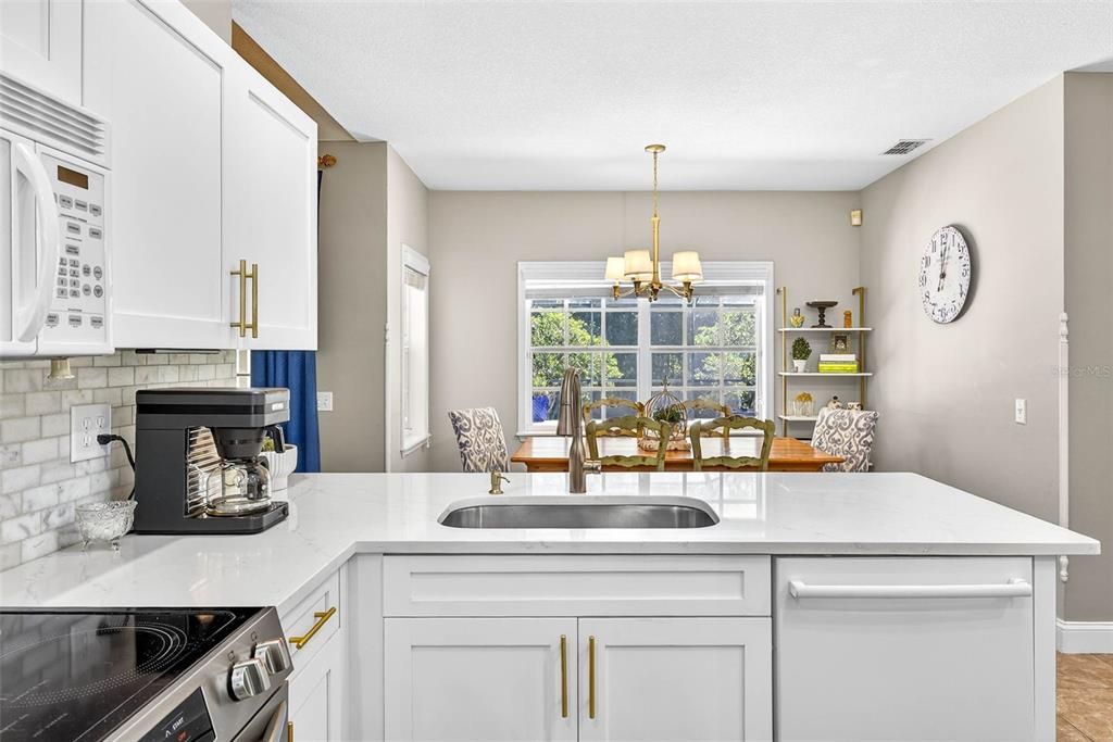 待售: $689,900 (4 贝兹, 2 浴室, 2076 平方英尺)