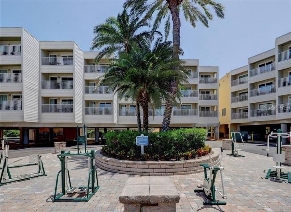 合同活跃: $260,000 (1 贝兹, 1 浴室, 516 平方英尺)