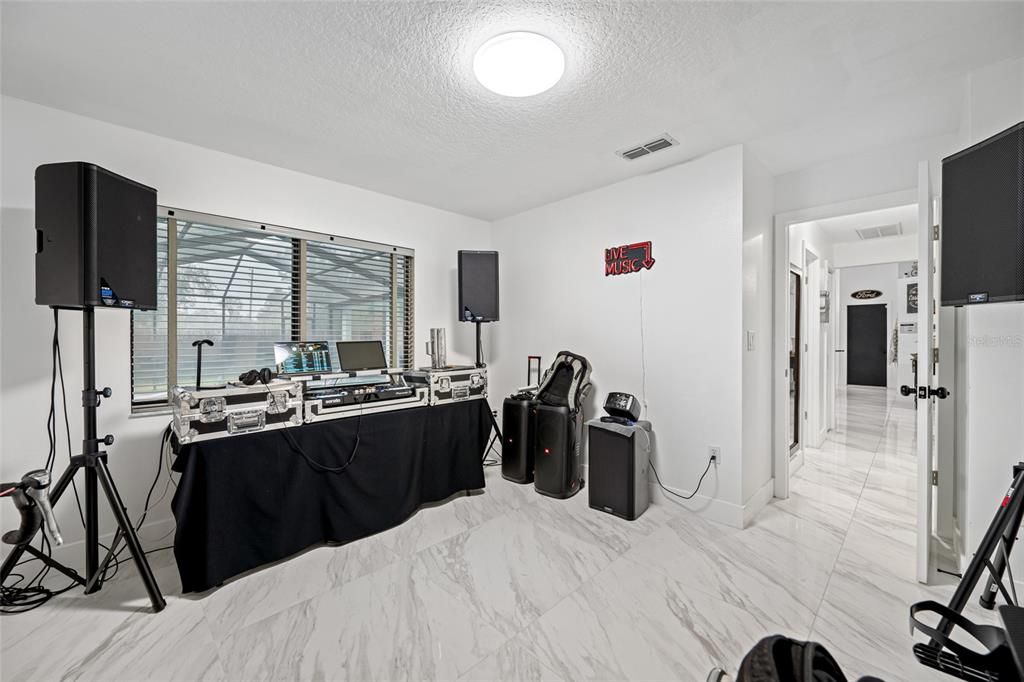 待售: $639,000 (4 贝兹, 2 浴室, 2195 平方英尺)