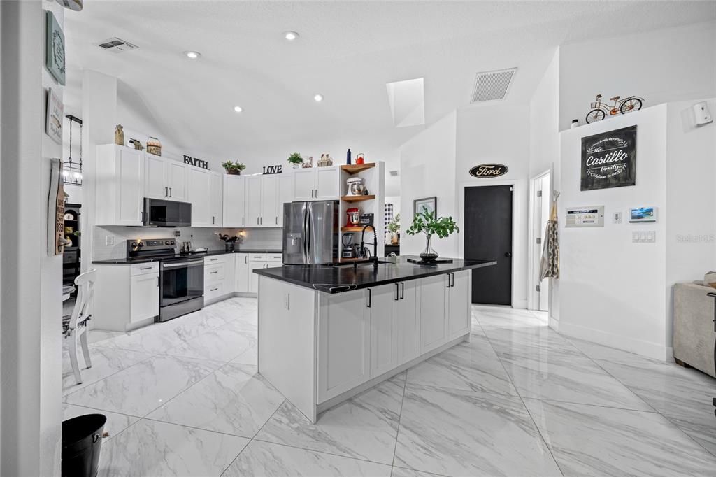 待售: $639,000 (4 贝兹, 2 浴室, 2195 平方英尺)