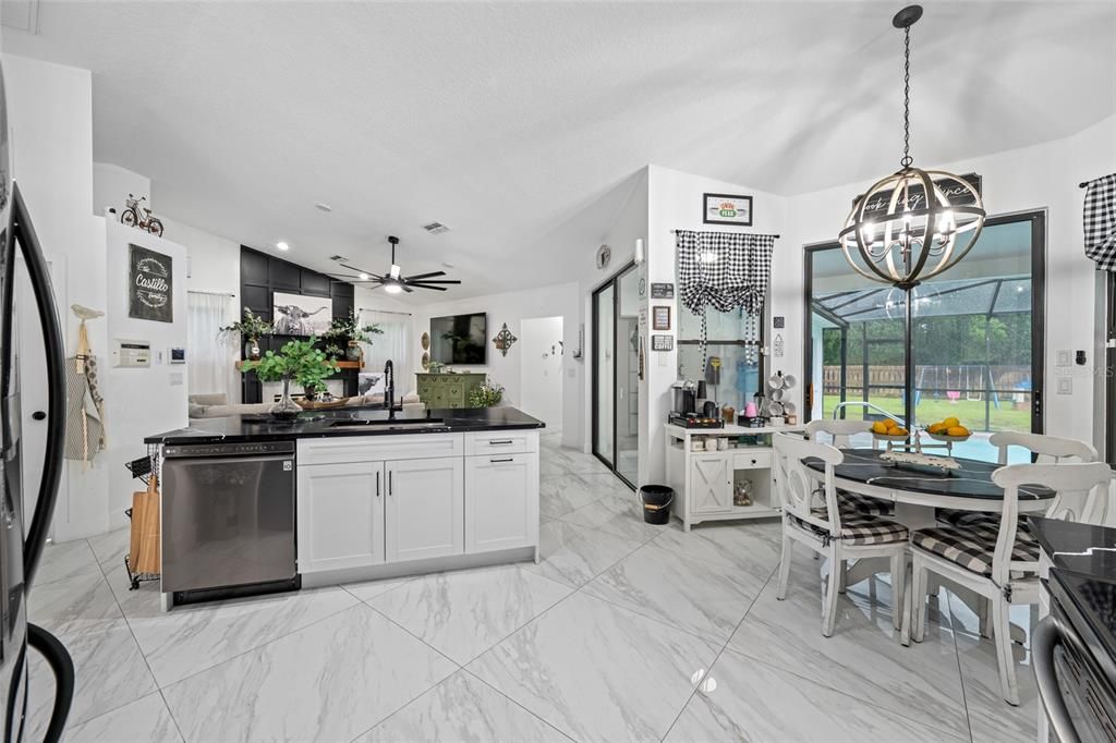 待售: $639,000 (4 贝兹, 2 浴室, 2195 平方英尺)