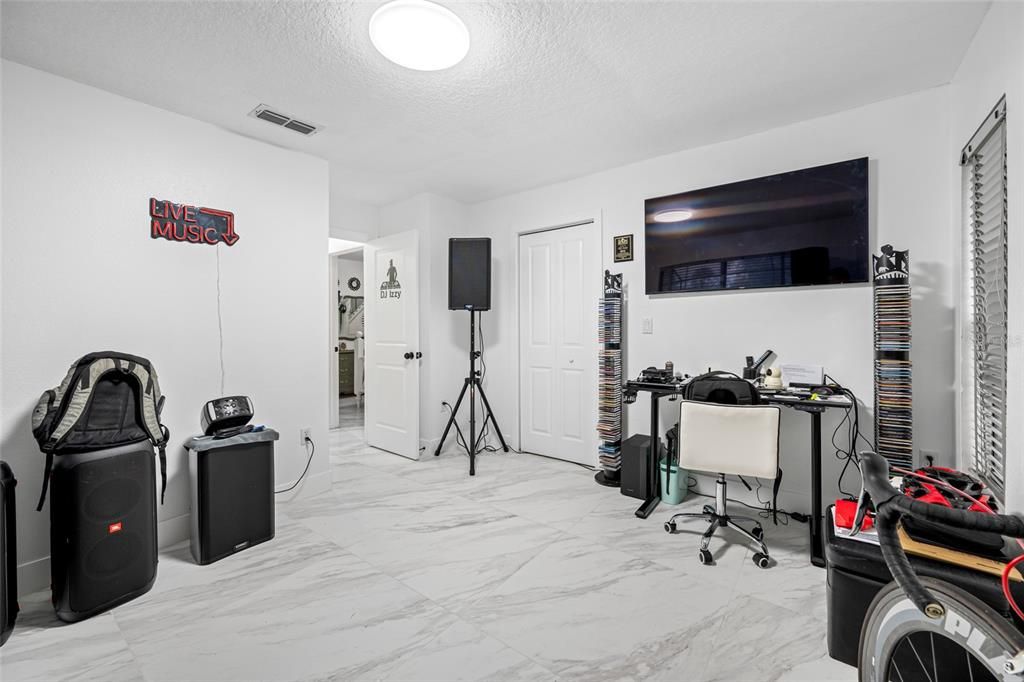 待售: $639,000 (4 贝兹, 2 浴室, 2195 平方英尺)