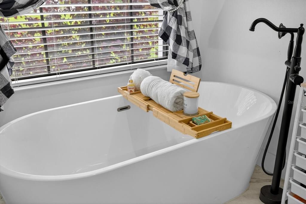 待售: $639,000 (4 贝兹, 2 浴室, 2195 平方英尺)