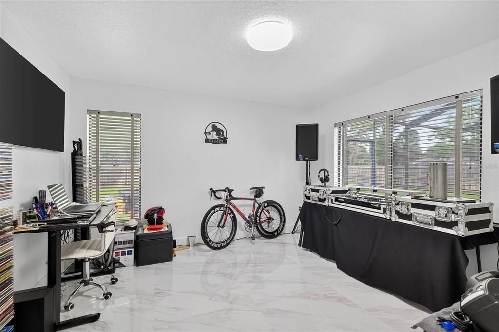 待售: $639,000 (4 贝兹, 2 浴室, 2195 平方英尺)