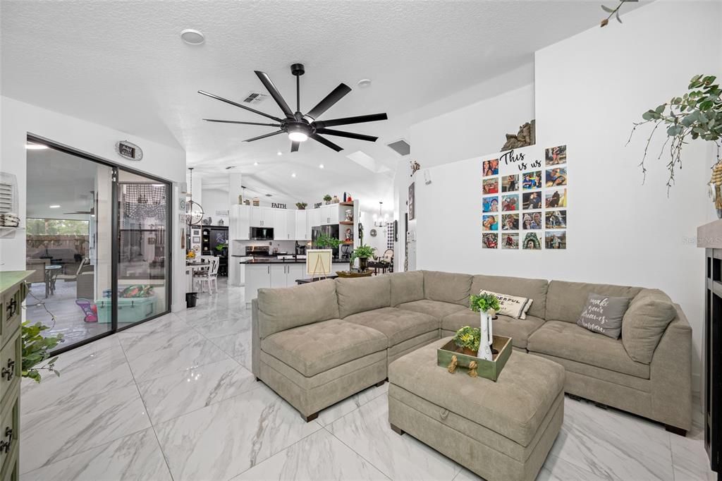 待售: $639,000 (4 贝兹, 2 浴室, 2195 平方英尺)