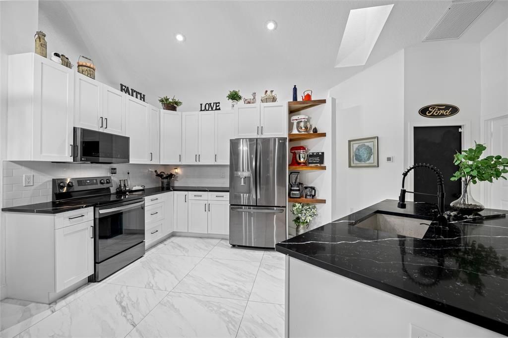 待售: $639,000 (4 贝兹, 2 浴室, 2195 平方英尺)