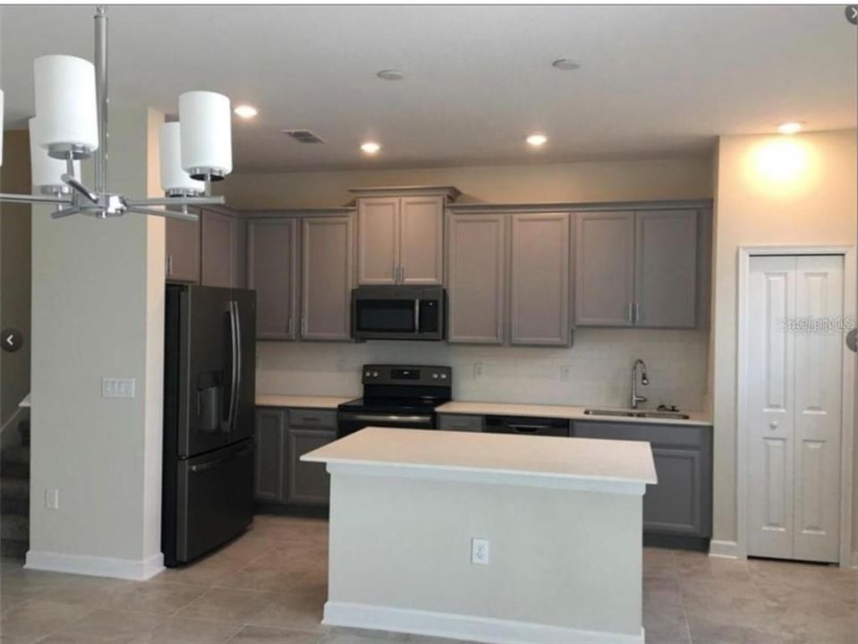 Active With Contract: $2,100 (3 beds, 2 baths, 1674 Square Feet)