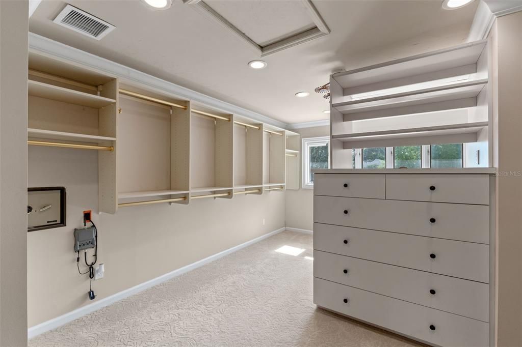 Под контрактом: $2,219,000 (5 спален, 4 ванн, 4328 Квадратных фут)