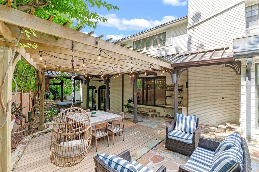 Под контрактом: $2,219,000 (5 спален, 4 ванн, 4328 Квадратных фут)