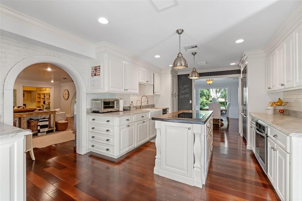 Под контрактом: $2,219,000 (5 спален, 4 ванн, 4328 Квадратных фут)