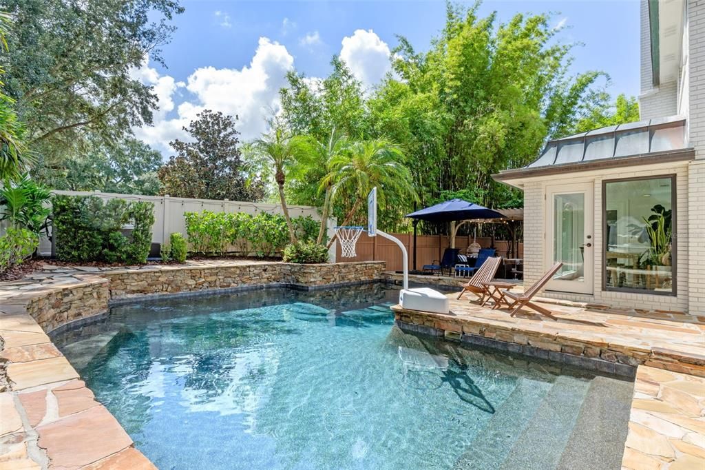 Под контрактом: $2,219,000 (5 спален, 4 ванн, 4328 Квадратных фут)