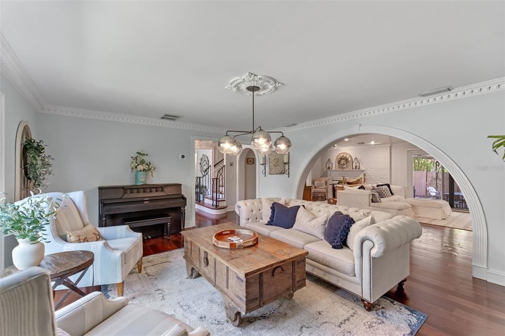 Под контрактом: $2,219,000 (5 спален, 4 ванн, 4328 Квадратных фут)