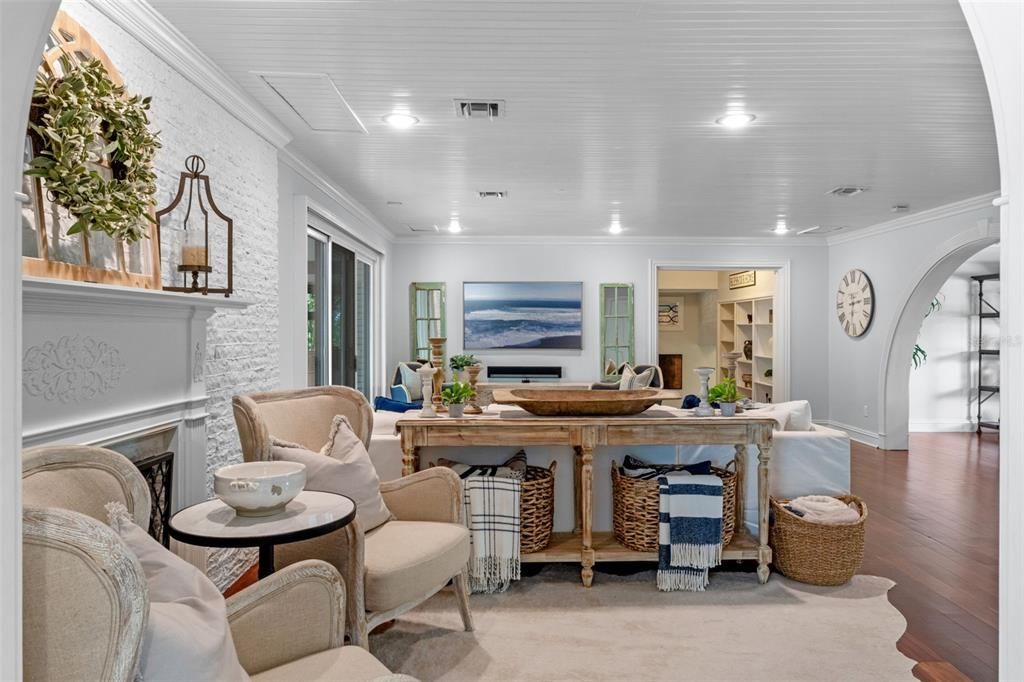 Под контрактом: $2,219,000 (5 спален, 4 ванн, 4328 Квадратных фут)